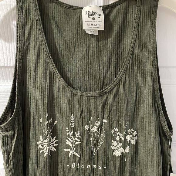 Blooms Tank - Picture 2 of 6